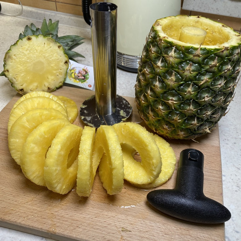 Dispozitiv pentru decojit/feliat ananas